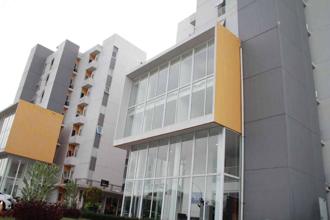 Barata Hotel Near Bandara Soekarno Hatta Tangerang Exterior photo